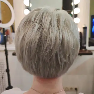Женская стрижка на коротких волосах - фотография работы мастера салона красоты Dozari